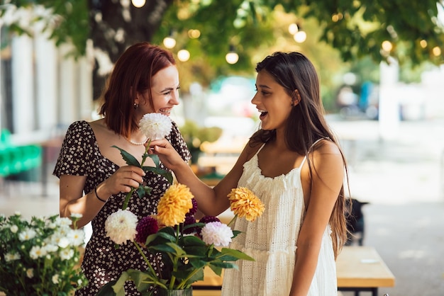 Dos mujeres jóvenes componen un hermoso ramo festivo