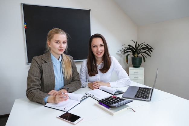 Dos mujeres jóvenes discuten un proyecto de trabajo