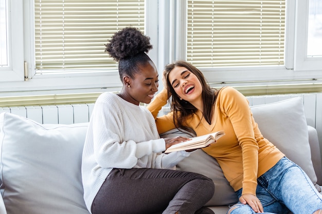 Dos mujeres jóvenes divirtiéndose en casa