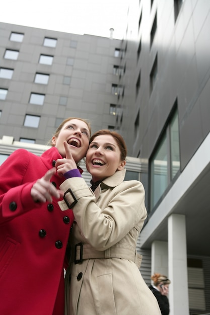 Dos mujeres jóvenes felices en invierno