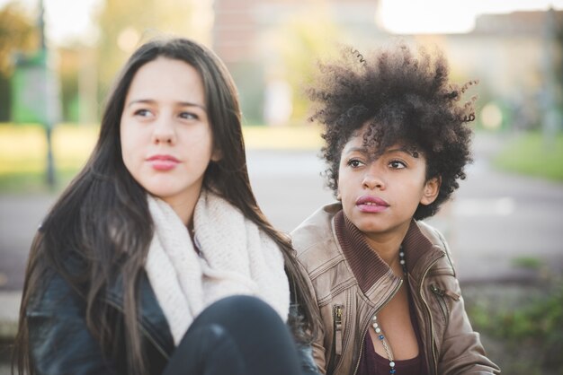 dos mujeres jóvenes hermosas multiétnicas que se divierten