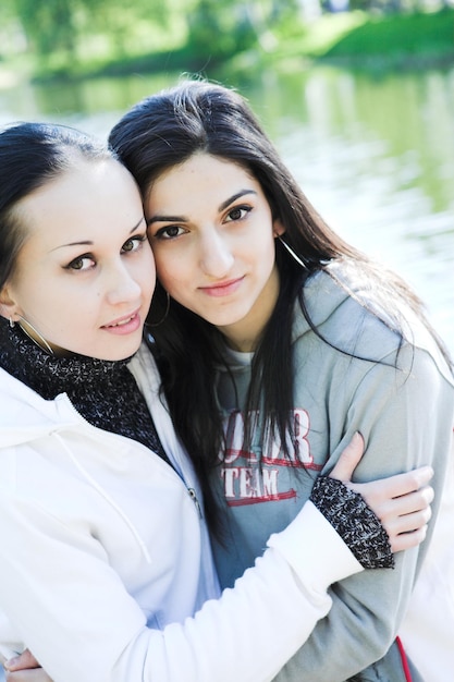 Dos mujeres jóvenes junto al lago divirtiéndose