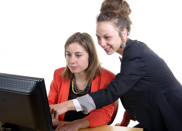 Foto dos mujeres jóvenes en la oficina trabajando