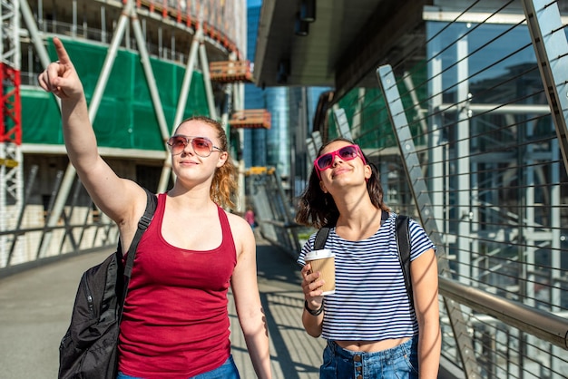 Dos mujeres jóvenes que viajan en el turismo de verano de la ciudad para estudiantes universitarios