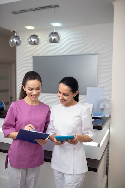 Dos mujeres jóvenes en la recepción de una clínica.