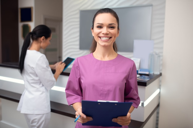 Dos mujeres jóvenes en la recepción de una clínica.