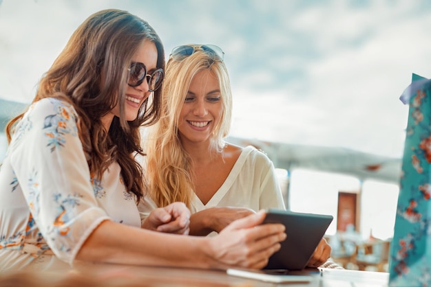 dos, mujeres jóvenes, teniendo, descanso para tomar café