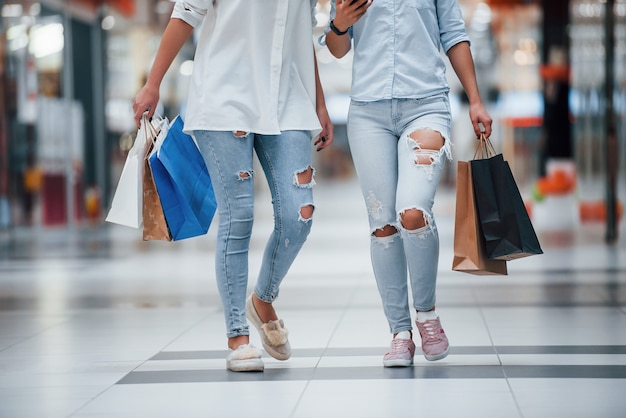 Dos mujeres jóvenes tienen un día de compras juntas en el supermercado.