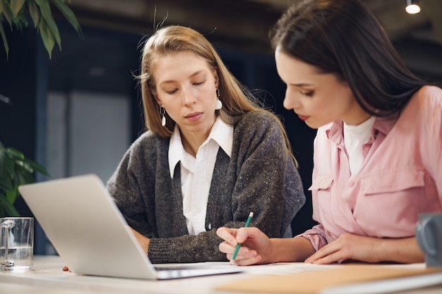 Dos, mujeres jóvenes, trabajar juntos, en, oficina