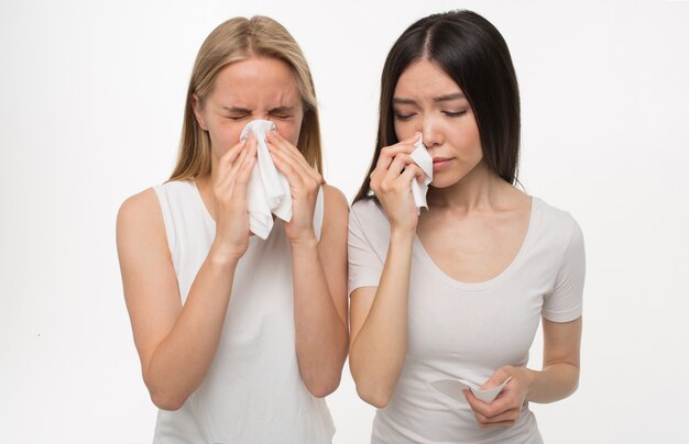 Dos mujeres jóvenes tristes lloran