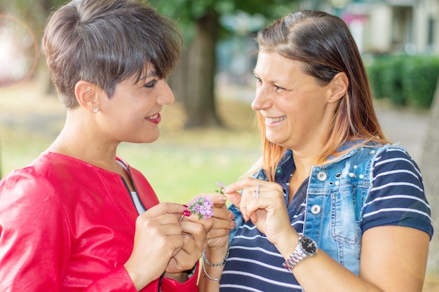 Dos mujeres lesbianas riendo mirándose a los ojos. Concepto de felicidad de momentos