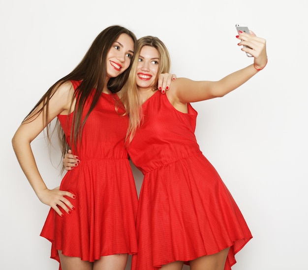 dos mujeres, llevando, vestido rojo, teniendo, selfie