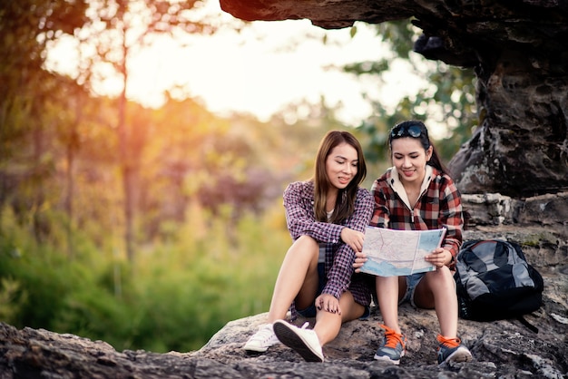 dos mujeres con mirada de moda en busca de dirección en el mapa de ubicación