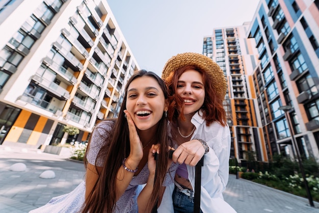 Dos mujeres miran a la cámara.