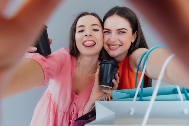 Dos mujeres mirando dentro de una caja de cartón