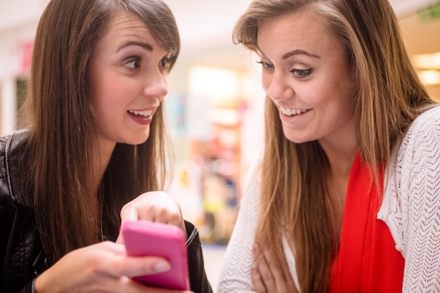 Dos mujeres mirando el teléfono móvil