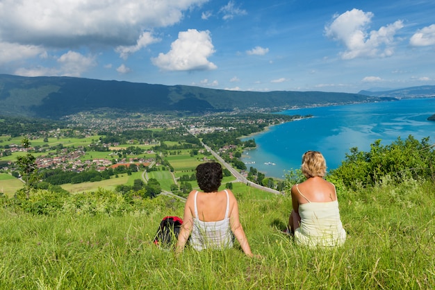 Dos mujeres mirando la vista del lago de Annecy