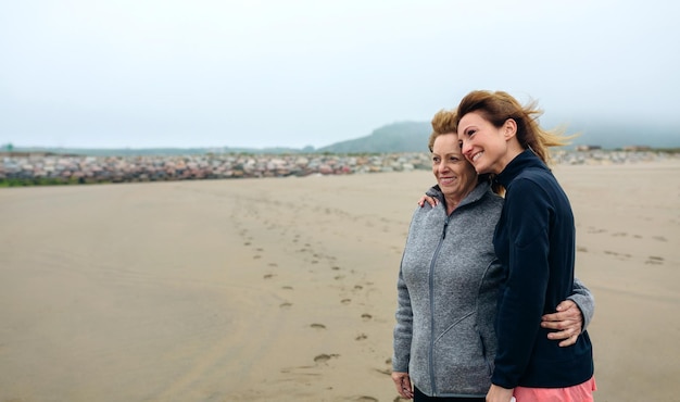 dos mujeres, el mirar, mar, en la playa, en, otoño