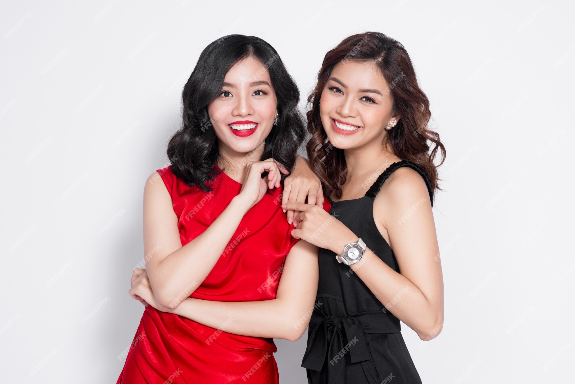 Dos mujeres de moda en bonitos vestidos de pie juntos y divirtiéndose | Foto Premium Dos mujeres de moda en bonitos vestidos de pie juntos y divirtiéndose | Foto Premium