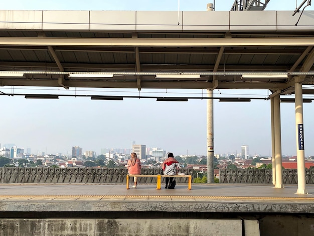 Dos mujeres musulmanas esperando el tren en la estación Manggarai Yakarta Indonesia 9 2023 de mayo