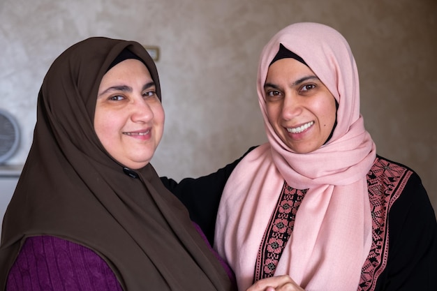 Dos mujeres musulmanas expresan su amor y tolerancia la una por la otra