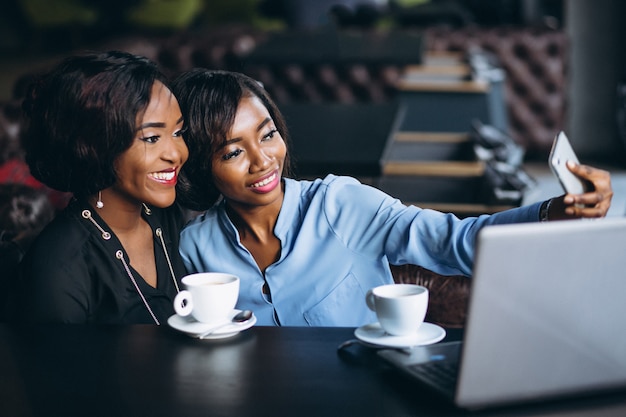 Dos mujeres de negocios afroamericanas en un café