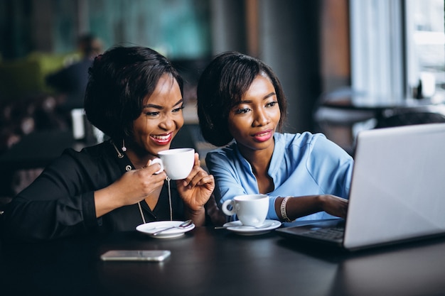 Dos mujeres de negocios afroamericanas en un café