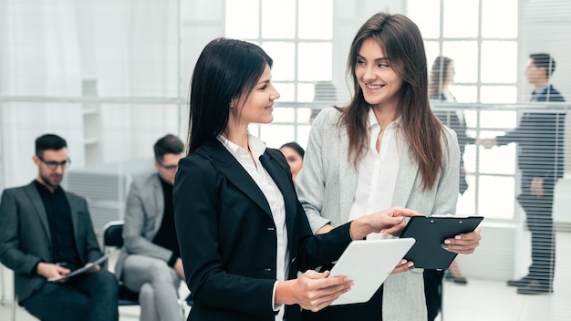 Dos mujeres de negocios discutiendo documentos comerciales en la oficina. concepto de negocio