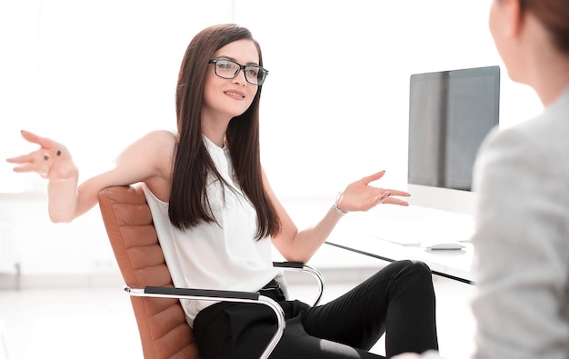 Foto dos mujeres de negocios están discutiendo el problema del concepto de comunicación.