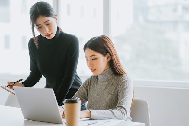 Las dos mujeres de negocios están discutiendo el trabajo.