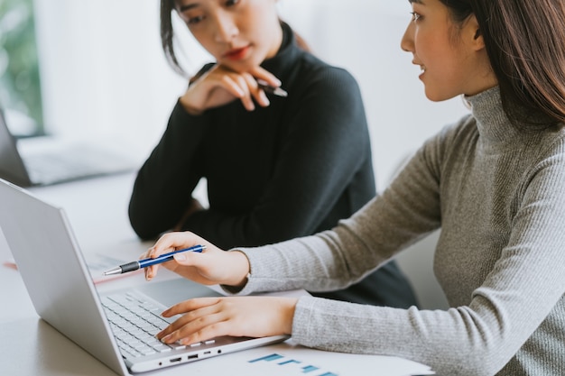 Las dos mujeres de negocios están discutiendo el trabajo.