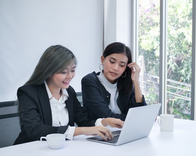 Dos mujeres de negocios en la sala de reuniones.