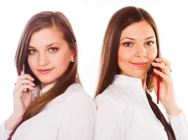 Dos mujeres de negocios sobre fondo blanco.