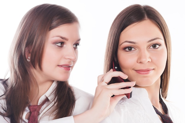 Dos mujeres de negocios sobre fondo blanco.