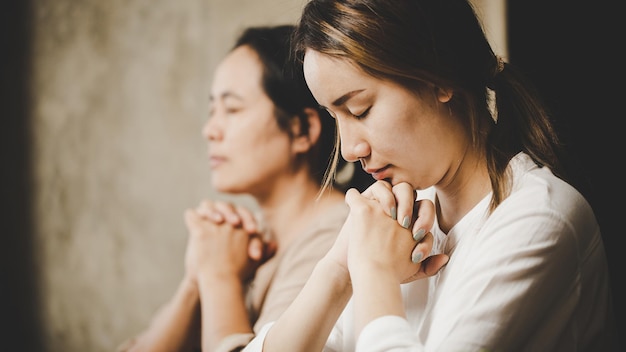 Dos mujeres orando adoración creen