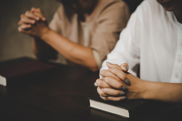 Dos mujeres orando adoración creen