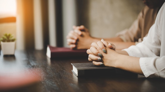 Dos mujeres orando adoración creen