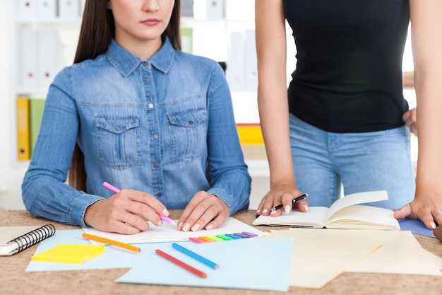 Dos mujeres pintoras