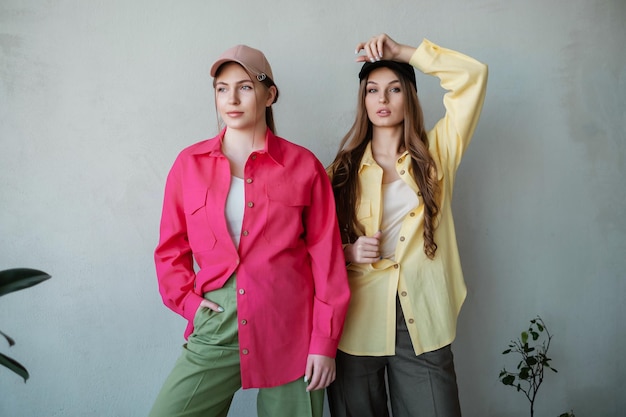 Dos mujeres posando juntas en una sesión de fotos