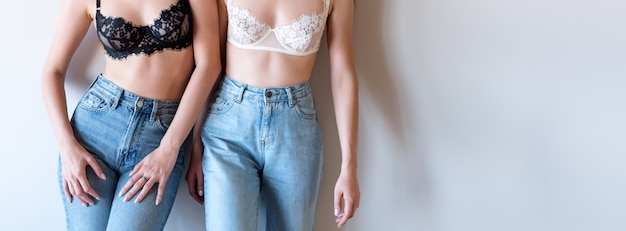 Dos mujeres posando en lencería y jeans