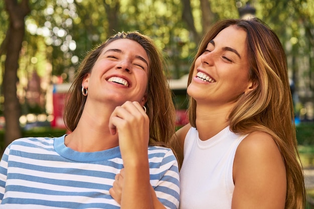 Dos mujeres riendo juntas en un parque