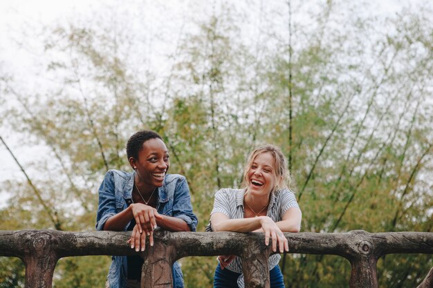 Dos mujeres salir al aire libre