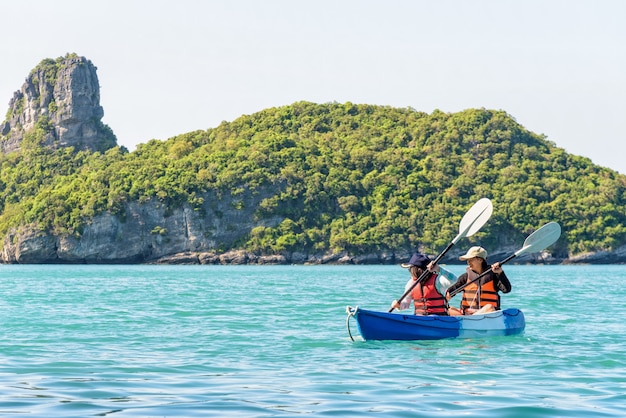 Dos mujeres son madre e hija. Feliz viaje familiar en kayak alrededor de Ko Mae Ko, ver la hermosa naturaleza del mar y la isla durante el verano en el Parque Nacional Mu Ko Ang Thong, Surat Thani, Tailandia