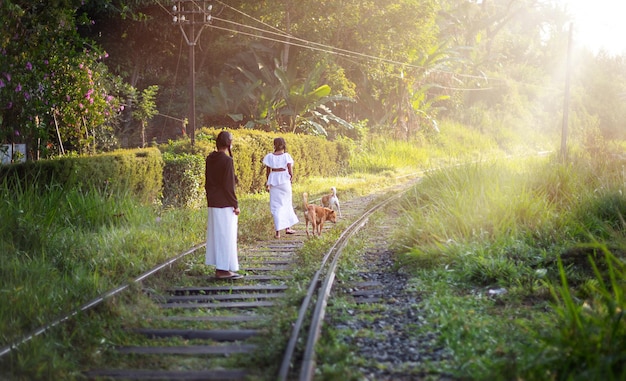 Foto dos mujeres de sri lanka van por el ferrocarril en la jungla