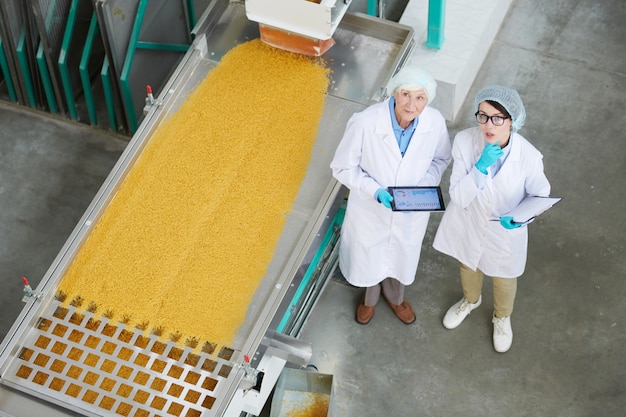 Dos mujeres supervisando la producción en la fábrica