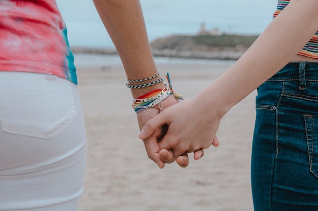 Dos mujeres tomados de la mano - Imagen