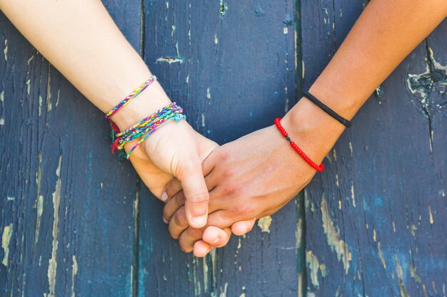 Foto dos mujeres tomados de la mano