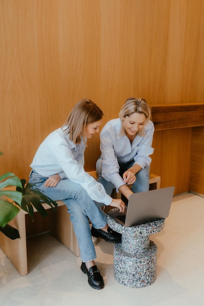 Dos mujeres trabajando juntas en un proyecto