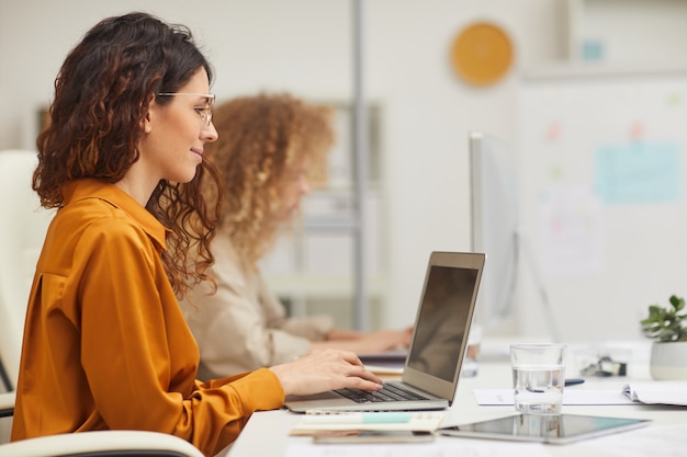 Dos mujeres trabajando en oficina