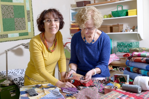 Dos mujeres trabajando en su mosaico